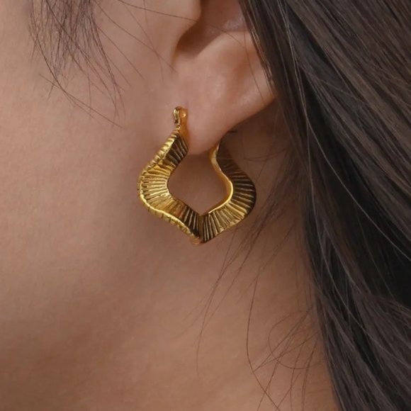 18k Gold Plated Fold Geometric Classic Twist Hoop Earrings - Picture 4 of 11